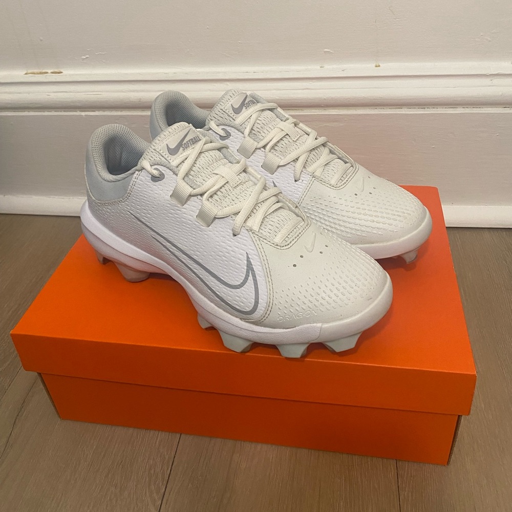 NIKE Women’s Hyperdiamond 4 pro SoftBall Cleats